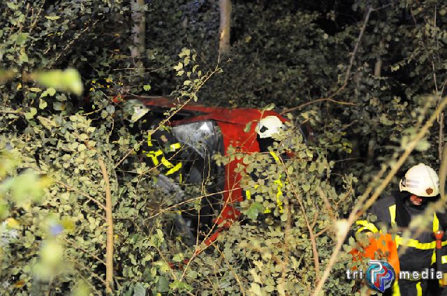 Foto: Marijke Peters - Auto rijdt van talud in Echt